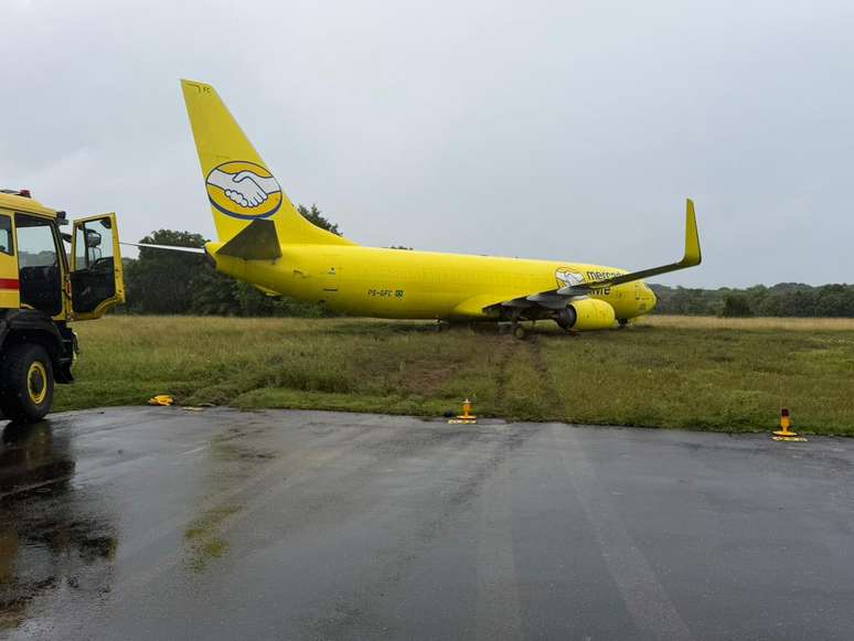 Rodas da aeronave ficaram cravadas na grama