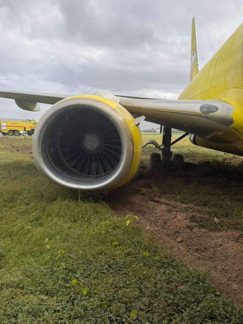 Rodas da aeronave ficaram cravadas na grama