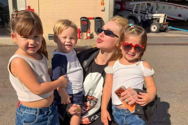 Virginia Fonseca posa com os filhos ap&oacute;s voo de jatinho