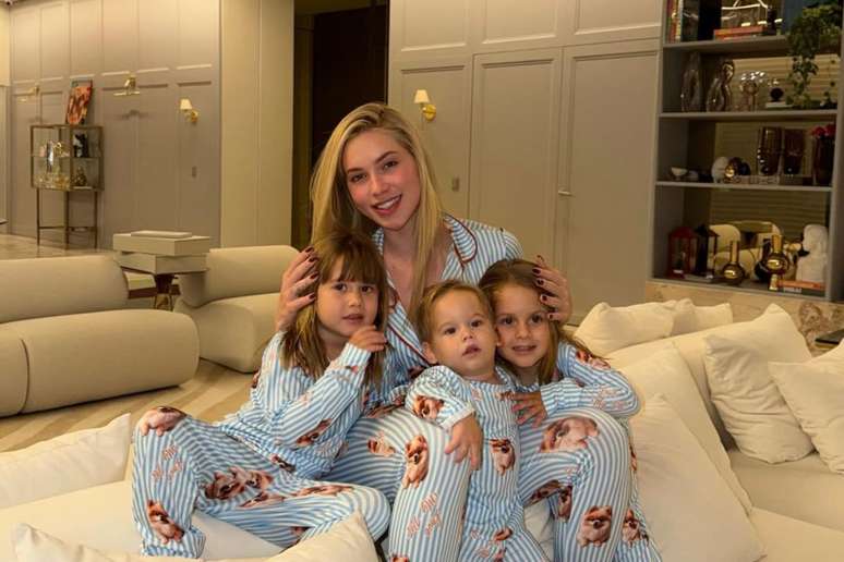 Virginia com os tr&ecirc;s filhos antes da hora de dormir