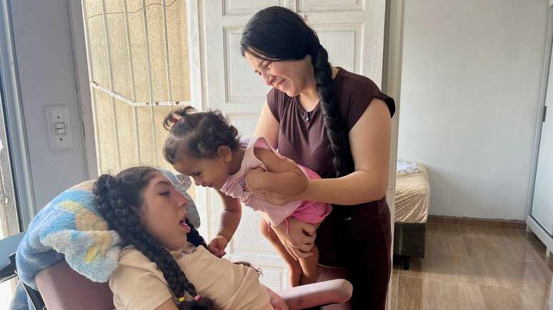 Ianka conta que Sophia &eacute; muito mais feliz desde o nascimento da irm&atilde;, Ester