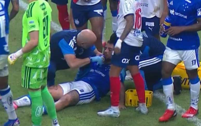 Matheus Henrique, do Cruzeiro, recebe atendimento ap&oacute;s pancada no jogo contra o Bahia &ndash;