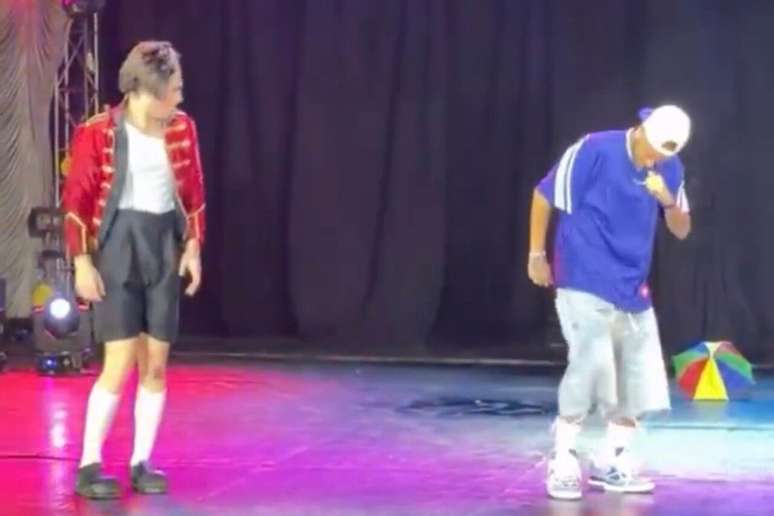 Neymar dan&ccedil;ando no circo &ndash;