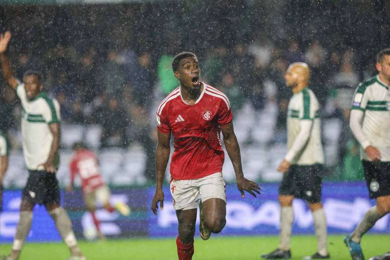F&eacute;lix Torres anota o gol de empate do Internacional no Couto Pereira&nbsp; &ndash;