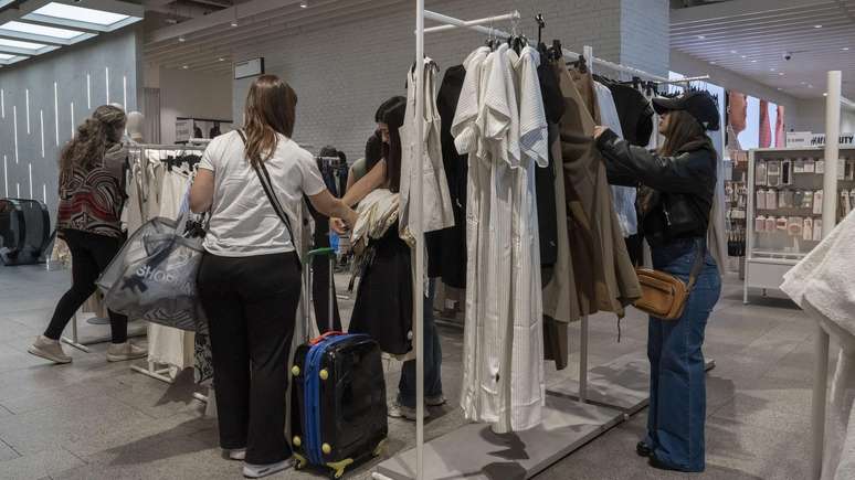 Muitos argentinos levam malas para fazer compras em shoppings do Chile