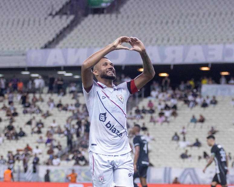 Gustavo Coutinho festeja seu gol de p&ecirc;nalti, o que assegurou o triunfo do Atl&eacute;tico-GO em pleno Castel&atilde;o &ndash;