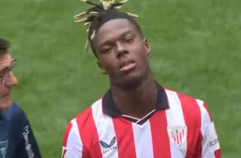 Reprodu&ccedil;&atilde;o de TV - Legenda: Nico Williams deixou o campo ainda no primeiro tempo ap&oacute;s sofrer uma les&atilde;o muscular
