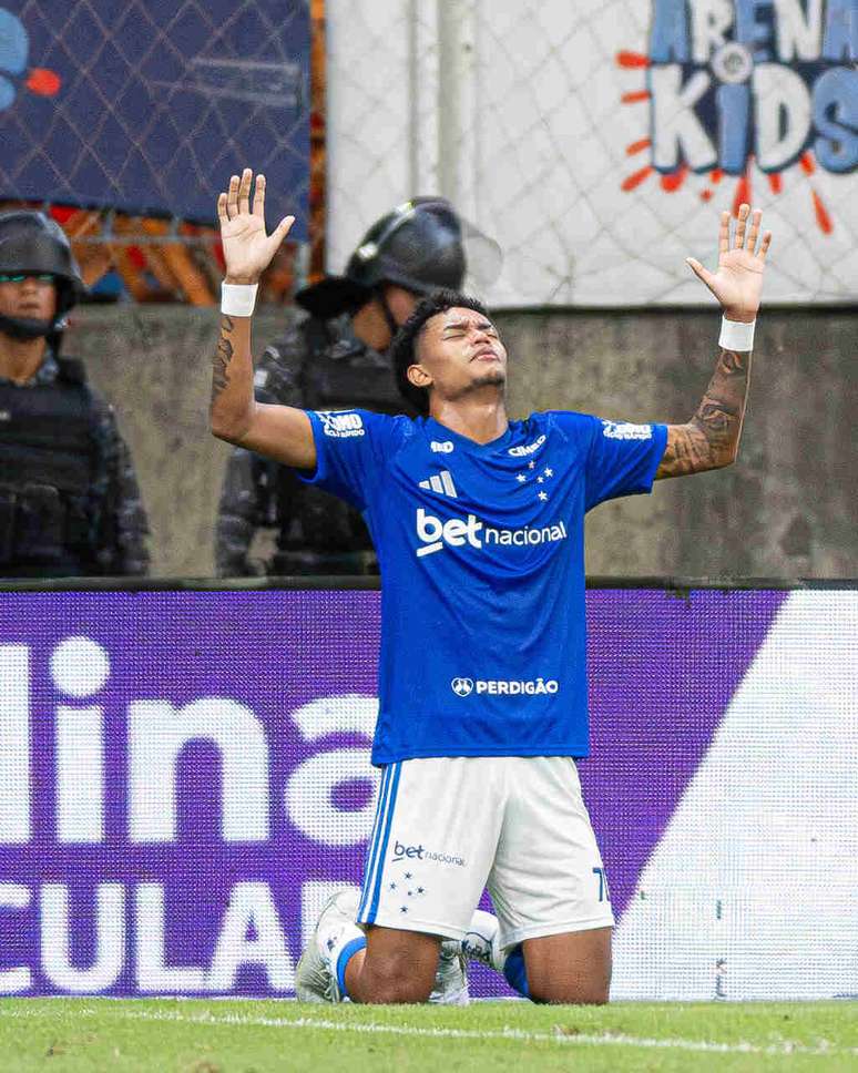 Kaique Kenji em momento de agradecimento ap&oacute;s anotar o gol do trunfo do Cruzeiro &ndash;