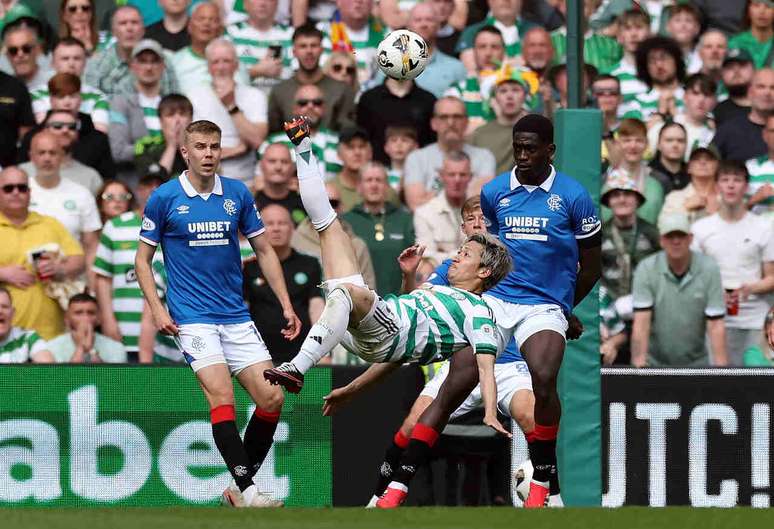 Daizen Maeda faz linda finaliza&ccedil;&atilde;o de bicicleta diante da marca&ccedil;&atilde;o de William Hill, do Rangers, e anota um gola&ccedil;o bo Celtic Park &ndash; Foto Ian MacNicol/Getty Images