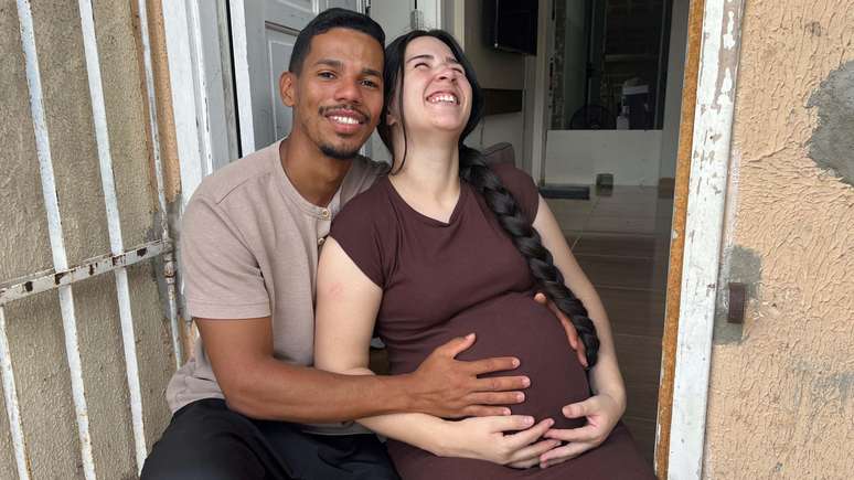 Vitor e Ianka se conheceram na internet em 2020. Ele morava em S&atilde;o Paulo e decidiu se mudar para Campina Grande para construir uma fam&iacute;lia com a m&atilde;e de Sophia
