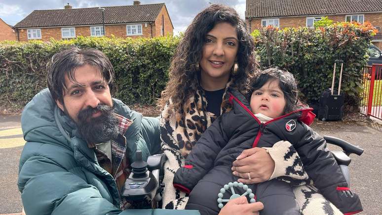 Himatraj e Rajvir Bajwa afirmaram que a barriga de aluguel 'nos deu algo que nunca pensamos ser poss&iacute;vel, nos transformou em uma fam&iacute;lia'