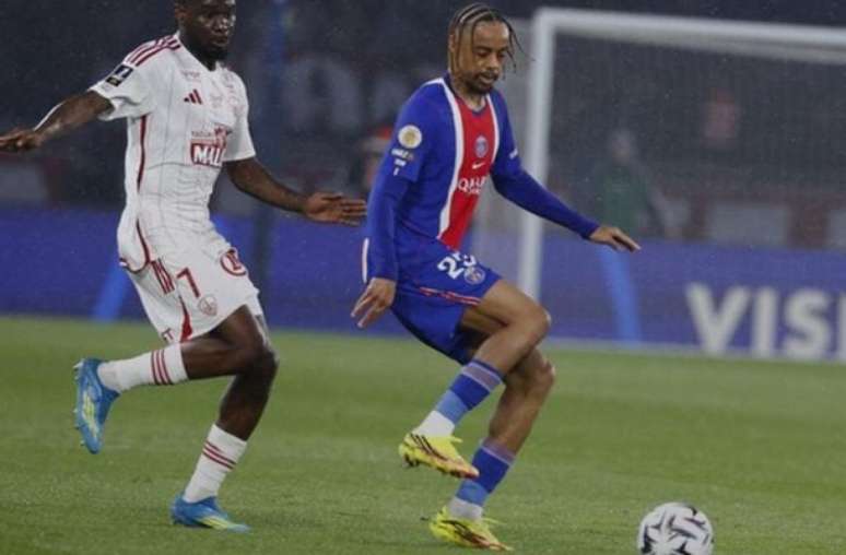 Divulga&ccedil;&atilde;o/PSG - Legenda: Barcola encara a marca&ccedil;&atilde;o de um defensor do Brest