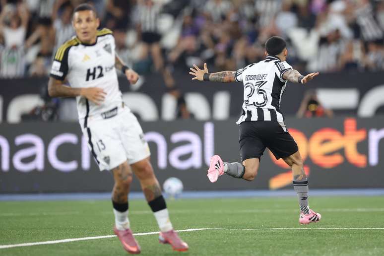 Santi Rodr&iacute;guez comemorando seu primeiro gol pelo Botafogo