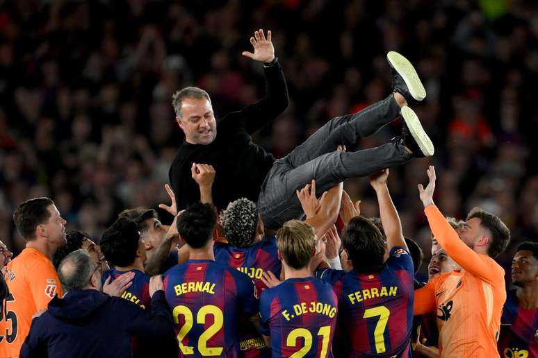 Jogadores do Barcelona comemorando a conquista da La Liga com Hansi Flick 