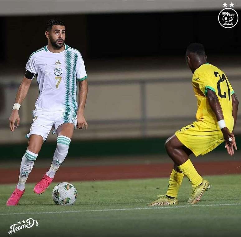 Mahrez em campo pela Arg&eacute;lia &ndash; Divulga&ccedil;&atilde;o/Arg&eacute;lia