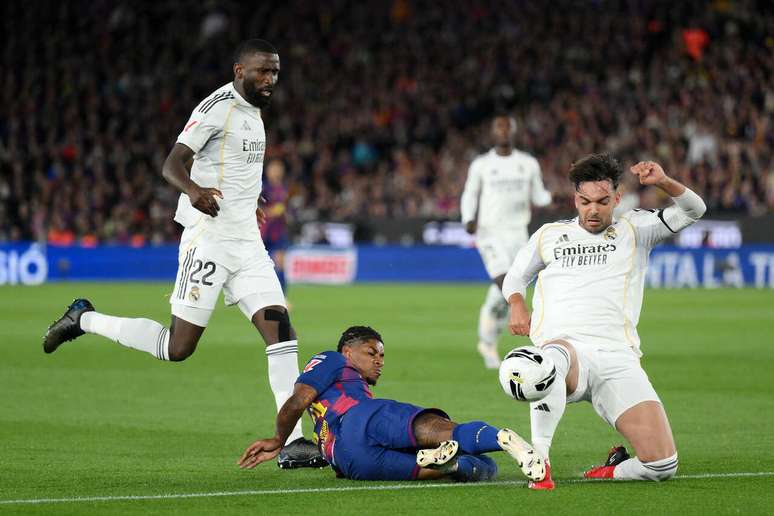 Rashford vai de carrinho em disputa com Asencio, do Real Madrid.