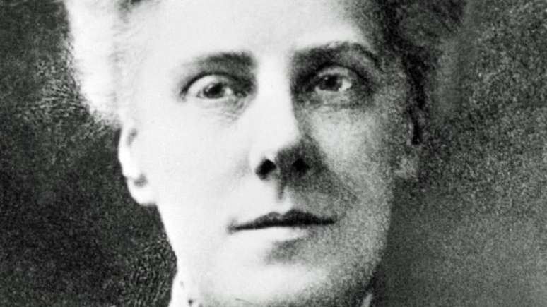 A data foi adotada ap&oacute;s a insist&ecirc;ncia de Anna Jarvis que, anos mais tarde, decidiu boicot&aacute;-la
