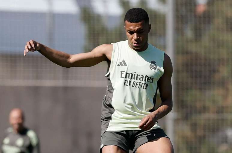 Mbapp&eacute; volta a sentir dores na coxa esquerda em treino do Real Madrid &ndash;