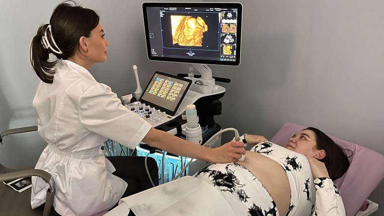 Karina rejeita a ideia de que a barriga de aluguel comercial seja explorat&oacute;ria: 'O corpo &eacute; meu, a decis&atilde;o, tamb&eacute;m'