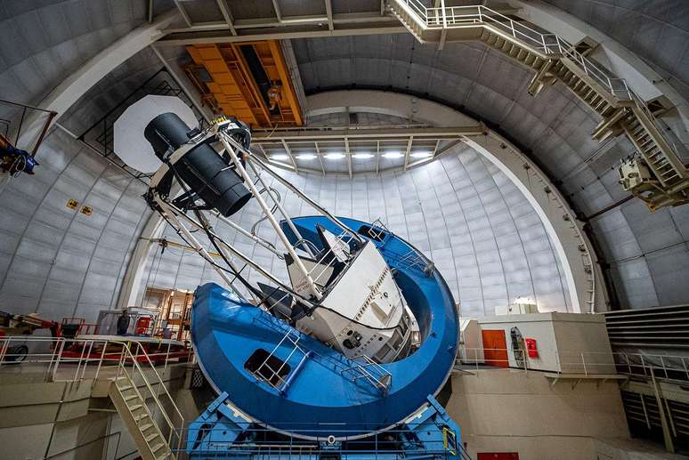 O instrumento DESI est&aacute; instalado dentro do Telesc&oacute;pio Mayall, no Arizona
