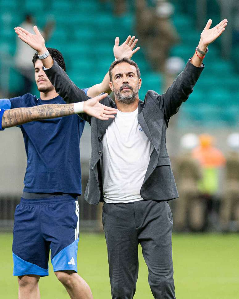 Artur Jorge celebra vit&oacute;ria na Fonte Nova em sintonia com com a torcida do Cruzeiro &ndash;