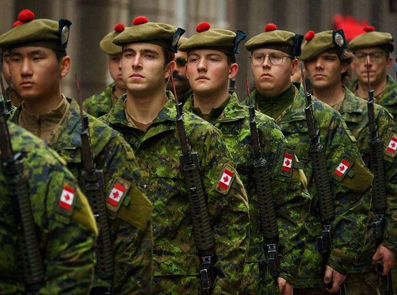 Militares durante desfile anual da Liberdade em Toronto