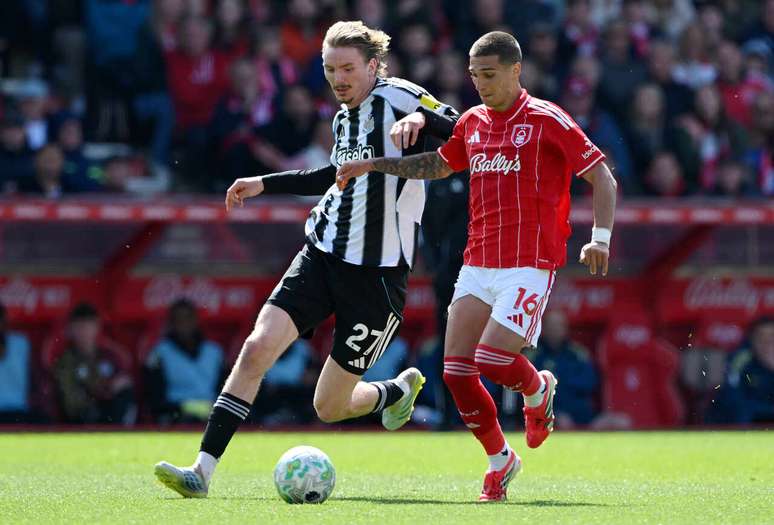 Nick Woltemade, do Newcastle, e Nicolas Dominguez, do Nottingham, travam disputa no City Ground &ndash;