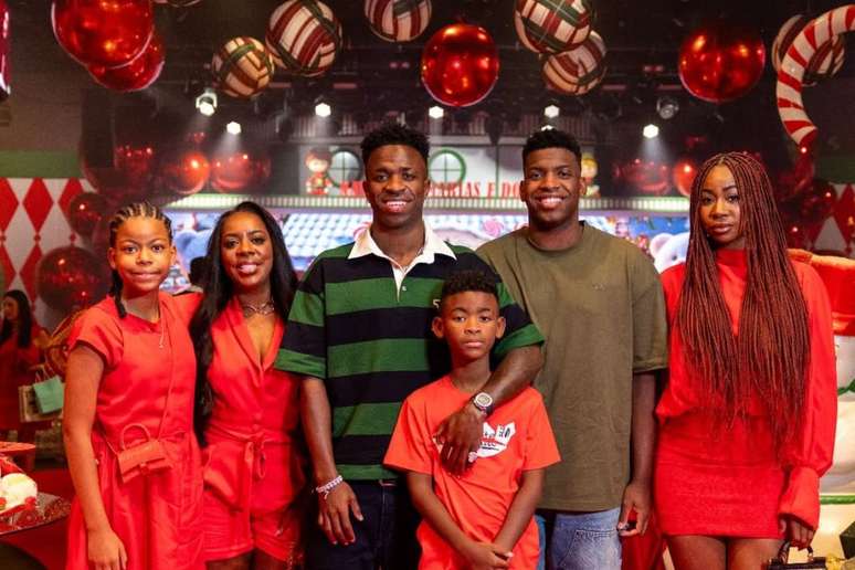 Vini Jr. posa com a fam&iacute;lia em festa