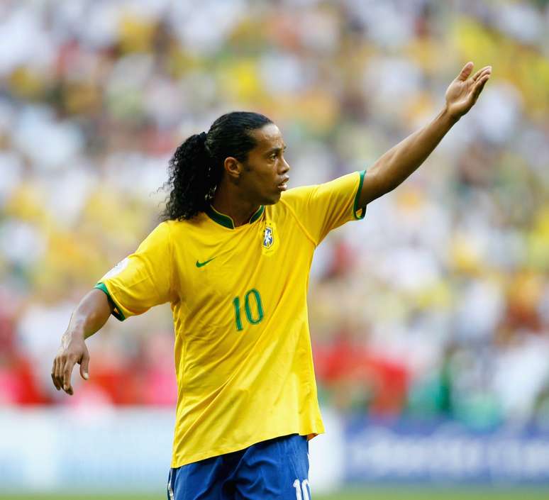Ronaldinho com a &lsquo;(Photo by Stuart Franklin/Bongarts/Getty Images)