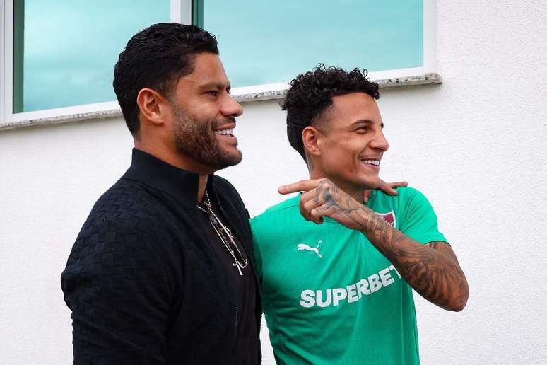 Hulk ir&aacute; reencontrar velhos conhecidos no Tricolor, como Guilherme Arana &ndash; Fotos: Marcelo Gon&ccedil;alves/FFC