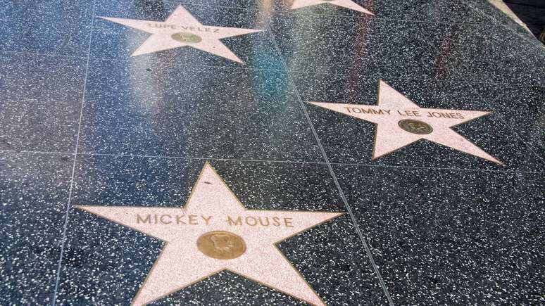 A Cal&ccedil;ada da Fama &eacute; um dos pontos tur&iacute;sticos mais famosos do mundo e homenageia artistas que marcaram a ind&uacute;stria do entretenimento, como cinema, m&uacute;sica, televis&atilde;o, r&aacute;dio e teatro &ndash; depositphotos.com / izanbar