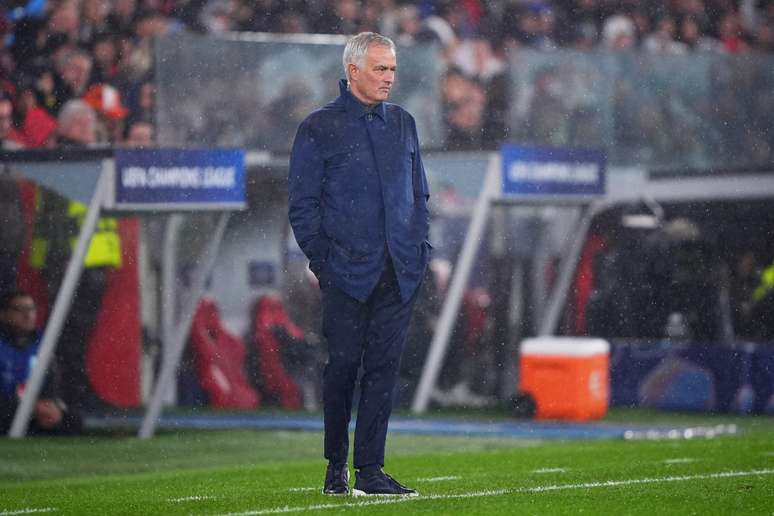 Jos&eacute; Mourinho na beira do campo (Photo by Jose Manuel Alvarez Rey/Getty Images)