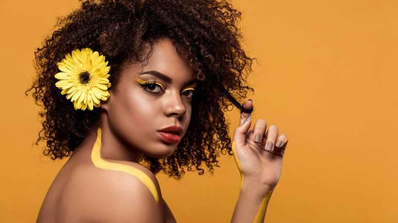 A sa&uacute;de do cabelo come&ccedil;a pela alimenta&ccedil;&atilde;o: prote&iacute;nas, vitaminas e minerais ajudam a fortalecer os fios de dentro para fora &ndash; depositphotos.com / Y-Boychenko