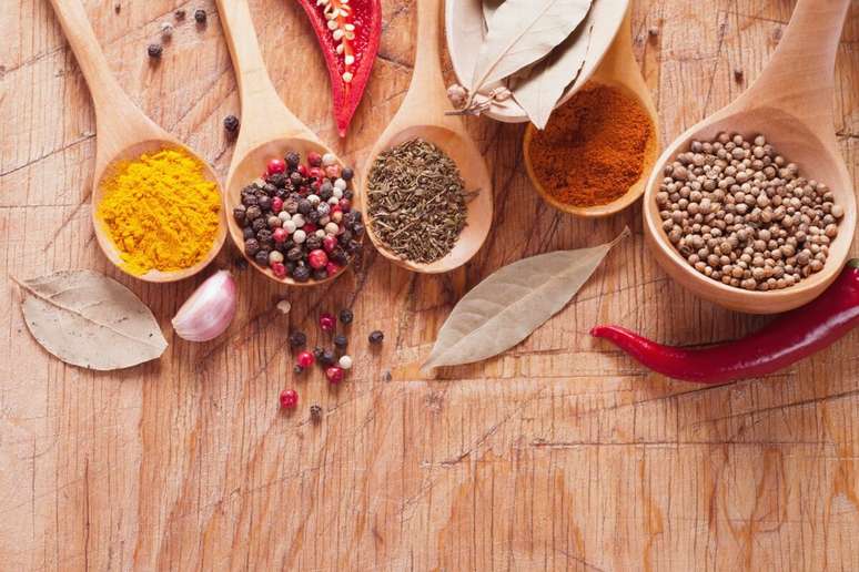Temperos naturais e frescos trazem novos sabores aos alimentos e ajudam a diminuir o consumo de sal 