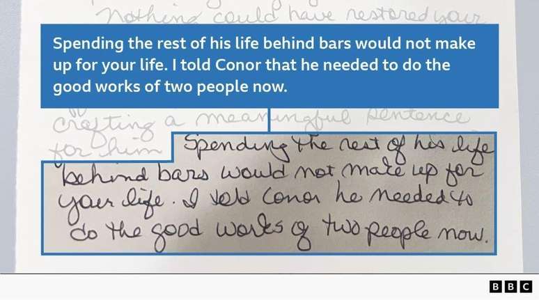 Texto manuscrito que diz: 'Passar o resto da vida atr&aacute;s das grades n&atilde;o compensaria a sua vida. Eu disse ao Conor que agora ele precisa fazer o bem por duas pessoas.'