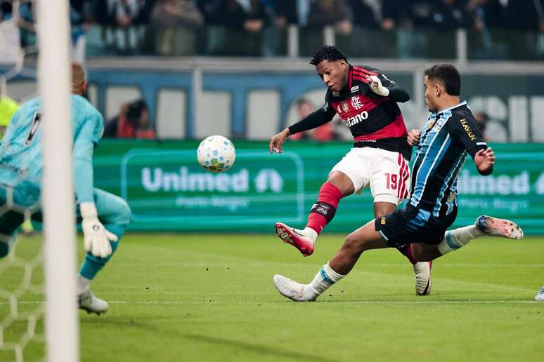 Plata fuzila e acertou o travess&atilde;o de Weverton no jogo em que o Flamengo visitou o Gr&ecirc;mio, pelo Brasileir&atilde;o.