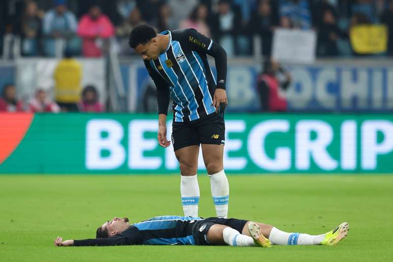 Pedro Gabriel vai ao ch&atilde;o ap&oacute;s les&atilde;o em dividida com Carrascal 