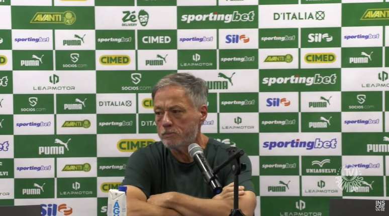 Anderson Barros protesta contra gol anulado &ndash;