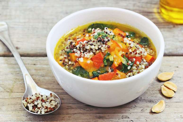 Sopa de ab&oacute;bora e quinoa 