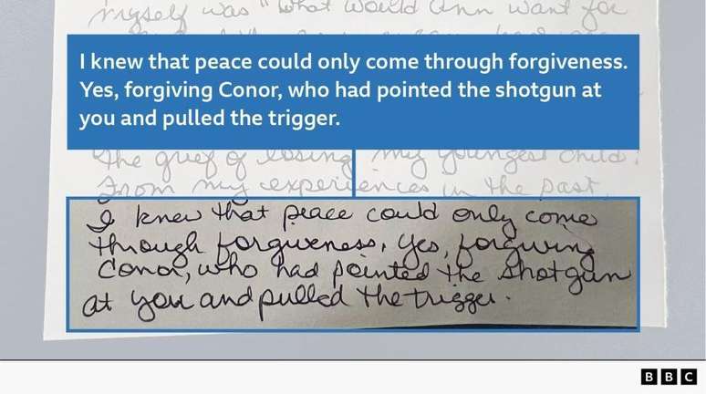 Texto manuscrito que diz: 'Eu sabia que a paz s&oacute; viria atrav&eacute;s do perd&atilde;o. Sim, perdoar Conor, que apontou a espingarda para voc&ecirc; e puxou o gatilho'.