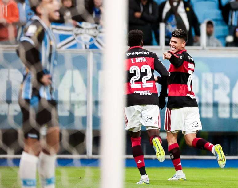 Carrascal comemora. Foi dele o gol da vit&oacute;ria do Flamengo.