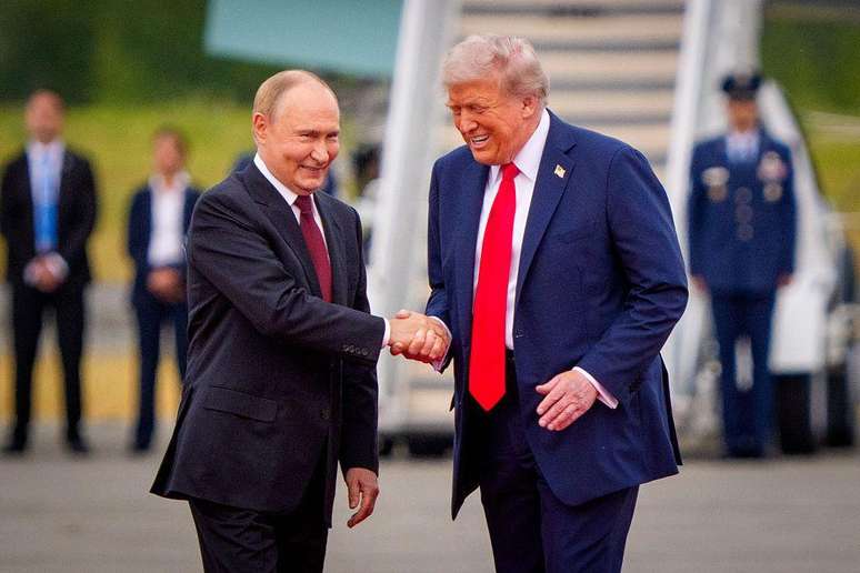 'Acredito que algumas pessoas tenham dificultado para que ele chegasse a um acordo', afirmou Donald Trump sobre Vladimir Putin