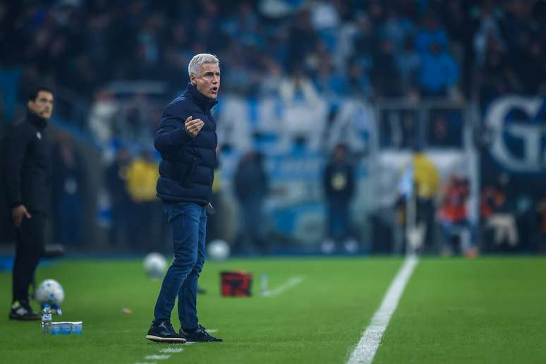 Lu&iacute;s Castro grita instru&ccedil;&otilde;es para o time durante a derrota do Gr&ecirc;mio para o Flamengo.
