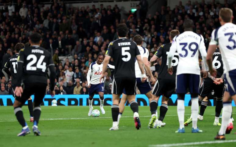 Mathys Tel finaliza da entrada da &aacute;rea para marcar o gol do Tottenham &ndash;