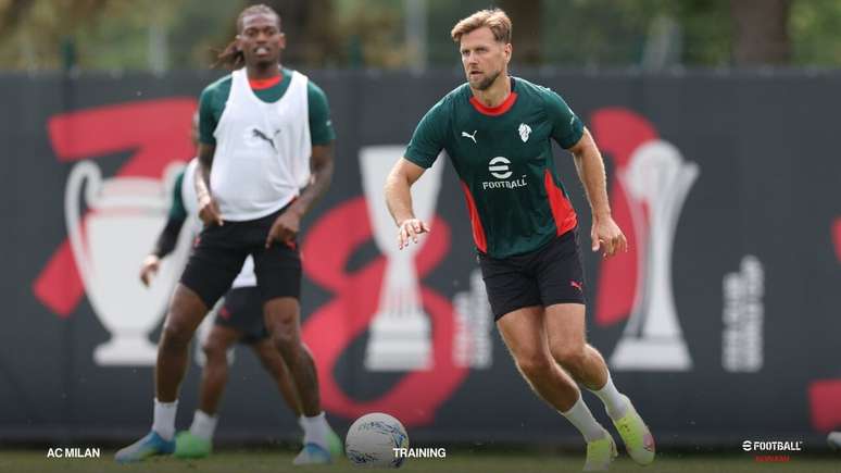 Jogadores do Miln durante treinamento da equipe &ndash;