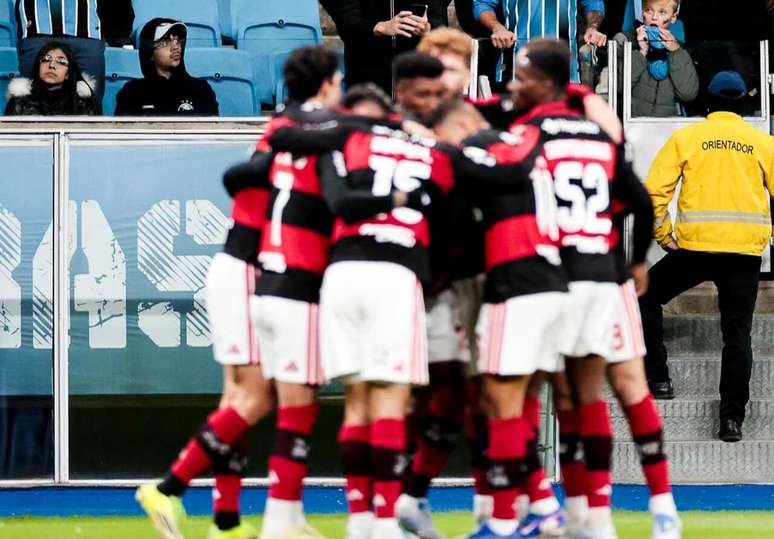 Flamengo &eacute; dominante e vence mais uma fora de casa.