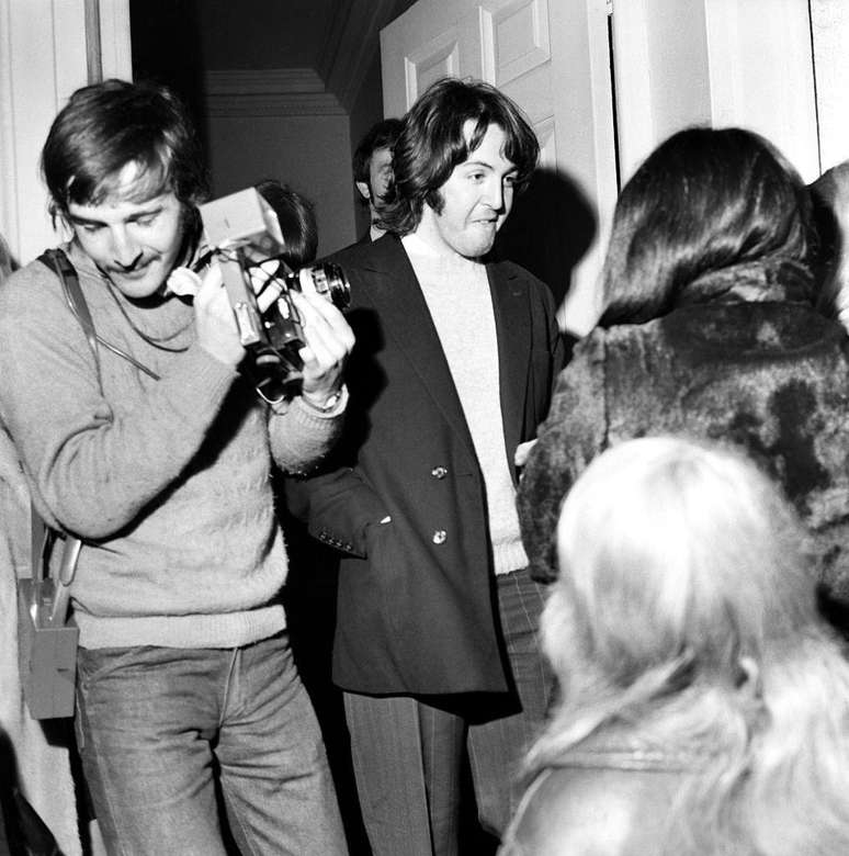 Paul McCartney cumprimenta f&atilde;s na porta do n&uacute;mero 3 da Savile Row em mar&ccedil;o de 1969