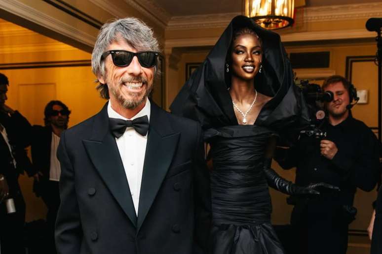 Anok Yai chegando ao Met Gala 2026