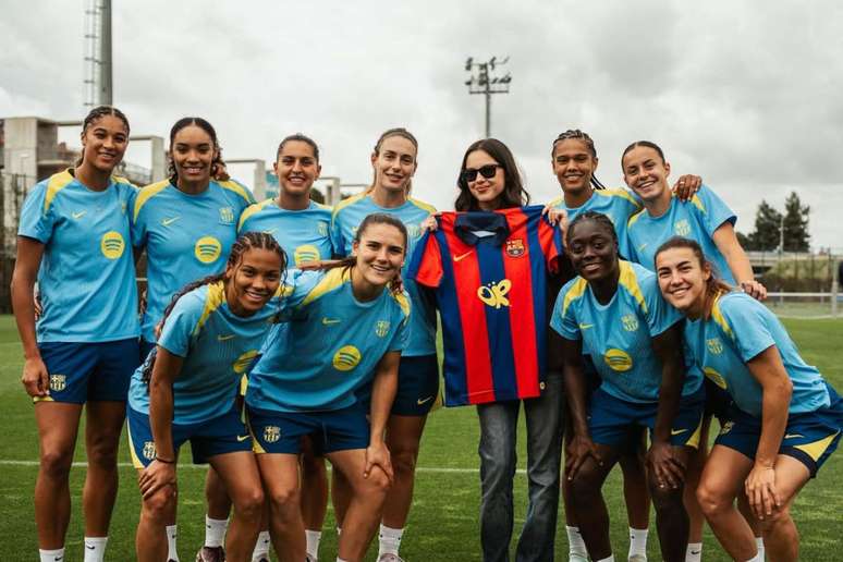 Olivia Rodrigo com o elenco feminino do Barcelona