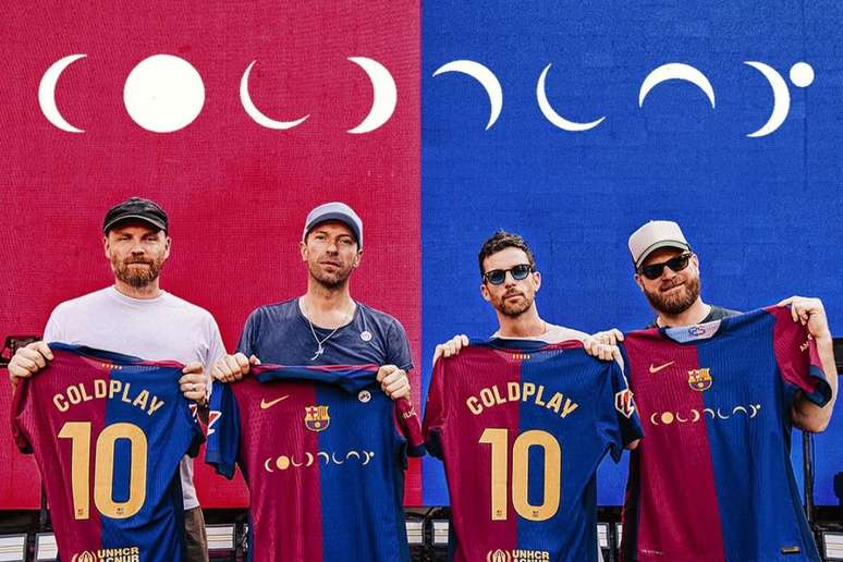 Integrantes do Cold Play celebram ilustra&ccedil;&atilde;o do &aacute;lbum na camisa